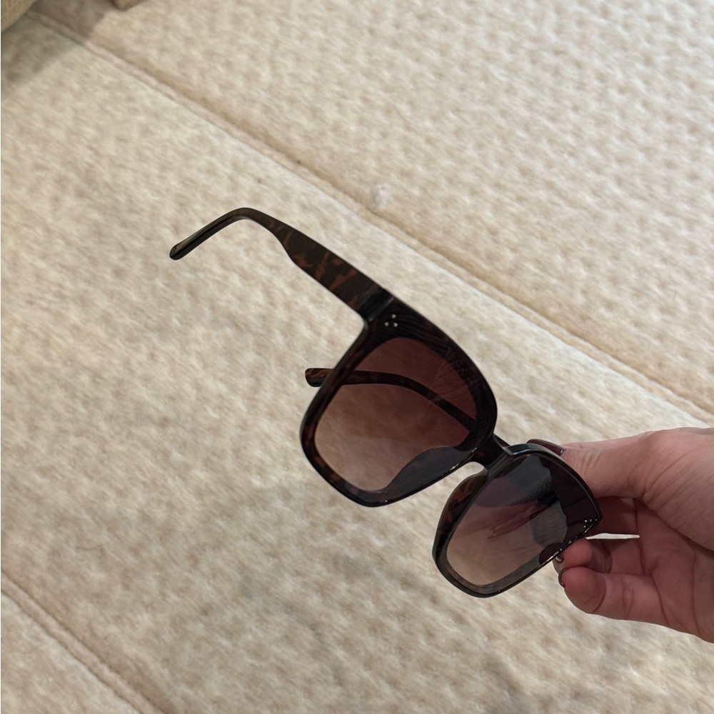 Jessica Simpson Tortoise Shell Sunglasses - Picture 5 of 6